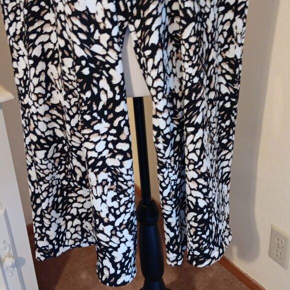 Tahari Pull On, Textured, Wide Leg Pants. Boho, Animal Print - Picture 3 of 6
